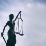 Adwokat to obrońca, którego zadaniem jest konsulting pomocy z przepisów prawnych.